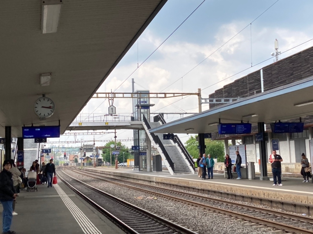 チューリッヒ Thalwil駅 Thalvie Cafe Bar 子連れママに人気のカフェ おもちゃ キッズチェア有